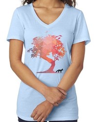 hellblaues bedrucktes T-Shirt mit einem V-Ausschnitt