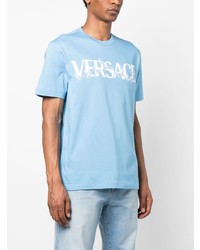 hellblaues besticktes T-Shirt mit einem Rundhalsausschnitt von Versace