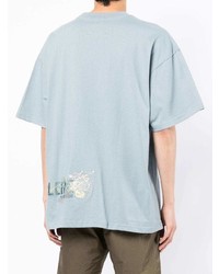 hellblaues besticktes T-Shirt mit einem Rundhalsausschnitt von Musium Div.