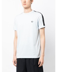 hellblaues besticktes T-Shirt mit einem Rundhalsausschnitt von Fred Perry