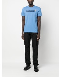 hellblaues besticktes T-Shirt mit einem Rundhalsausschnitt von Moncler