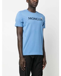 hellblaues besticktes T-Shirt mit einem Rundhalsausschnitt von Moncler