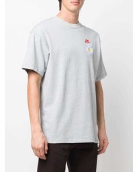 hellblaues besticktes T-Shirt mit einem Rundhalsausschnitt von Nike