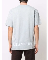 hellblaues besticktes T-Shirt mit einem Rundhalsausschnitt von Nike