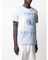 hellblaues besticktes T-Shirt mit einem Rundhalsausschnitt von Tommy Hilfiger
