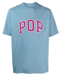 hellblaues besticktes T-Shirt mit einem Rundhalsausschnitt von Pop Trading Company