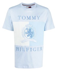 hellblaues besticktes T-Shirt mit einem Rundhalsausschnitt von Tommy Hilfiger