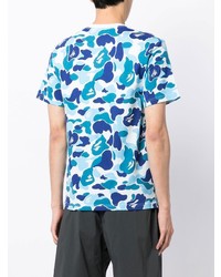 hellblaues Camouflage T-Shirt mit einem Rundhalsausschnitt von A Bathing Ape