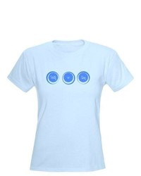 hellblaues gepunktetes T-Shirt mit einem Rundhalsausschnitt