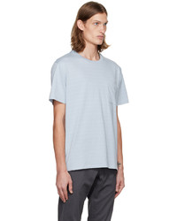 hellblaues horizontal gestreiftes T-Shirt mit einem Rundhalsausschnitt von Vince