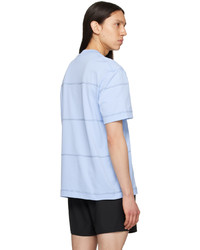 hellblaues horizontal gestreiftes T-Shirt mit einem Rundhalsausschnitt von Lacoste