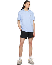 hellblaues horizontal gestreiftes T-Shirt mit einem Rundhalsausschnitt von Lacoste