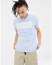 hellblaues horizontal gestreiftes T-Shirt mit einem Rundhalsausschnitt von Calvin Klein