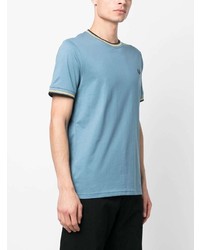 hellblaues horizontal gestreiftes T-Shirt mit einem Rundhalsausschnitt von Fred Perry