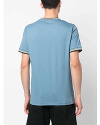 hellblaues horizontal gestreiftes T-Shirt mit einem Rundhalsausschnitt von Fred Perry