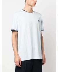 hellblaues horizontal gestreiftes T-Shirt mit einem Rundhalsausschnitt von Fred Perry