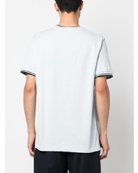 hellblaues horizontal gestreiftes T-Shirt mit einem Rundhalsausschnitt von Fred Perry