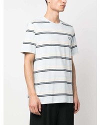 hellblaues horizontal gestreiftes T-Shirt mit einem Rundhalsausschnitt von Fred Perry