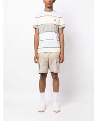 hellblaues horizontal gestreiftes T-Shirt mit einem Rundhalsausschnitt von Fred Perry