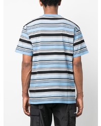 hellblaues horizontal gestreiftes T-Shirt mit einem Rundhalsausschnitt von Carhartt WIP