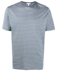 hellblaues horizontal gestreiftes T-Shirt mit einem Rundhalsausschnitt von Sunspel