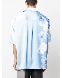 hellblaues Kurzarmhemd mit Blumenmuster von Feng Chen Wang