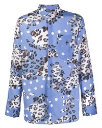 hellblaues Langarmhemd mit Leopardenmuster