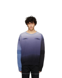 hellblaues Sweatshirt mit Flicken
