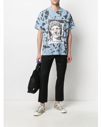 hellblaues Mit Batikmuster T-Shirt mit einem Rundhalsausschnitt von VERSACE JEANS COUTURE