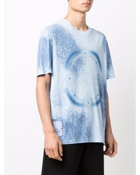 hellblaues Mit Batikmuster T-Shirt mit einem Rundhalsausschnitt von McQ