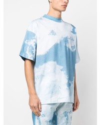 hellblaues Mit Batikmuster T-Shirt mit einem Rundhalsausschnitt von BLUE SKY INN