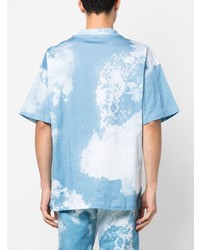 hellblaues Mit Batikmuster T-Shirt mit einem Rundhalsausschnitt von BLUE SKY INN