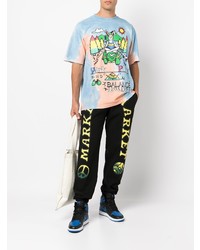 hellblaues Mit Batikmuster T-Shirt mit einem Rundhalsausschnitt von MARKET