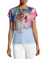 hellblaues T-Shirt mit einem Rundhalsausschnitt mit Blumenmuster
