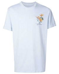 hellblaues T-Shirt mit einem Rundhalsausschnitt mit Blumenmuster von OSKLEN