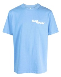 hellblaues T-Shirt mit einem Rundhalsausschnitt mit Blumenmuster von Sunflower
