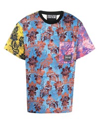 hellblaues T-Shirt mit einem Rundhalsausschnitt mit Blumenmuster von VERSACE JEANS COUTURE