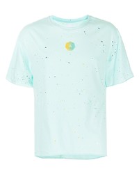 hellblaues T-Shirt mit einem Rundhalsausschnitt mit Destroyed-Effekten