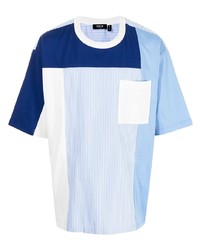 hellblaues T-Shirt mit einem Rundhalsausschnitt mit Flicken