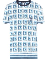 hellblaues T-Shirt mit einem Rundhalsausschnitt mit geometrischem Muster
