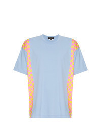 hellblaues T-Shirt mit einem Rundhalsausschnitt mit Karomuster