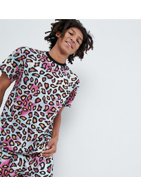 hellblaues T-Shirt mit einem Rundhalsausschnitt mit Leopardenmuster