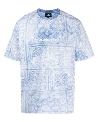 hellblaues T-Shirt mit einem Rundhalsausschnitt mit Paisley-Muster von Mauna Kea