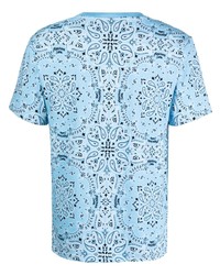 hellblaues T-Shirt mit einem Rundhalsausschnitt mit Paisley-Muster von Moschino