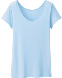 hellblaues T-Shirt mit einem Rundhalsausschnitt