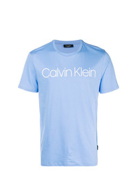 hellblaues T-Shirt mit einem Rundhalsausschnitt von Calvin Klein Jeans
