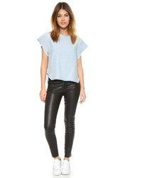 hellblaues T-Shirt mit einem Rundhalsausschnitt von Iro . Jeans