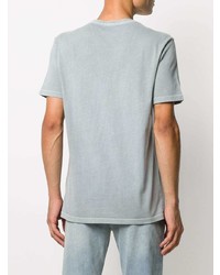 hellblaues T-Shirt mit einem Rundhalsausschnitt von AllSaints