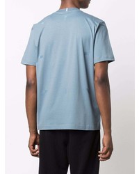 hellblaues T-Shirt mit einem Rundhalsausschnitt von McQ