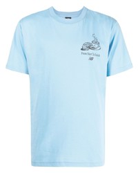 hellblaues T-Shirt mit einem Rundhalsausschnitt von New Balance